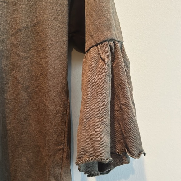 NWT, chaser, womens, olive scoopneck top, shirttail hi-low hem, bell sleeves - Picture 3 of 5